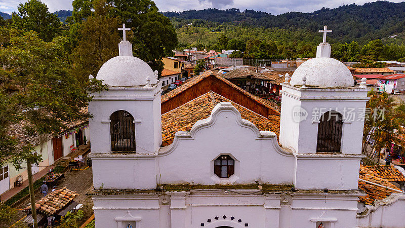 航拍的主教堂在Valle de Angeles，洪都拉斯